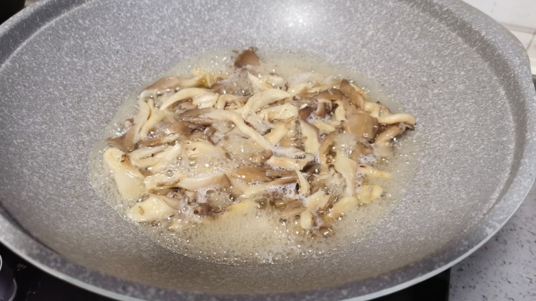 白菜炒蘑菇,煮至蘑菇出水,继续煮
