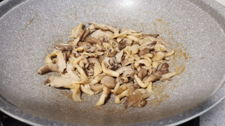 白菜炒蘑菇,煮出来香味,没有水份,盛出蘑菇备用
