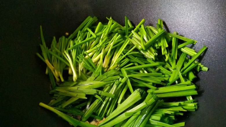 韭菜炒肉,加入韭菜,翻炒片刻