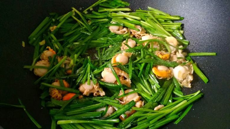 韭菜炒肉,加入料酒和盐,炒至熟