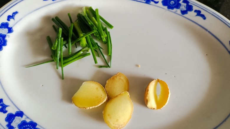 青菜鸡蛋面,葱段,姜片备好
