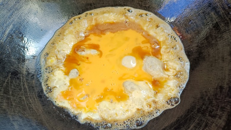 青菜鸡蛋面,起锅烧油,放盐,倒入搅好的蛋液