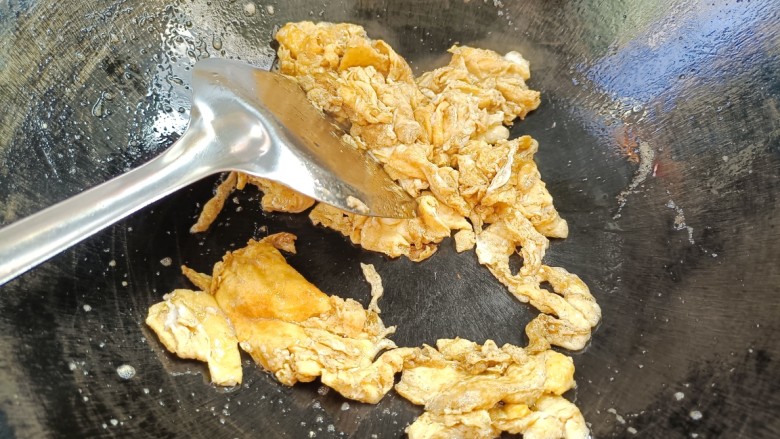 青菜鸡蛋面,翻炒至金黄色,成块状