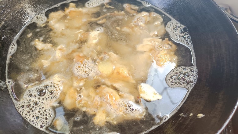 青菜鸡蛋面,注入清水,放姜片烧开