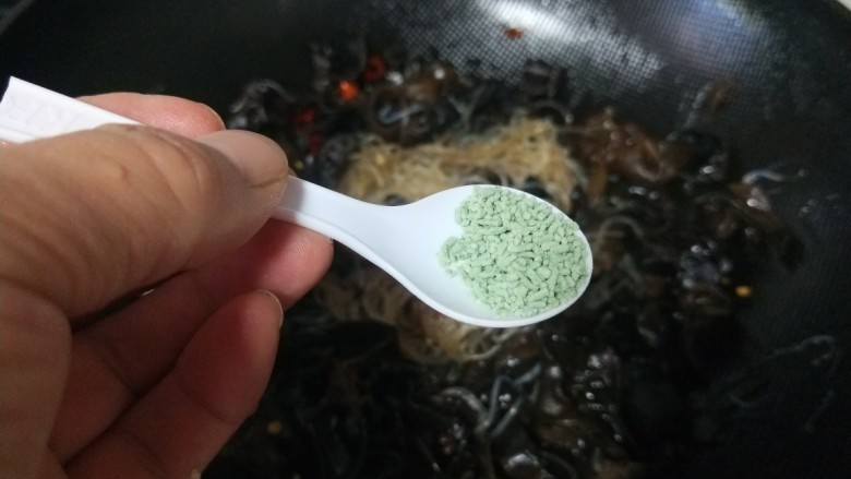 木耳炒粉丝,加入鸡精调味儿。