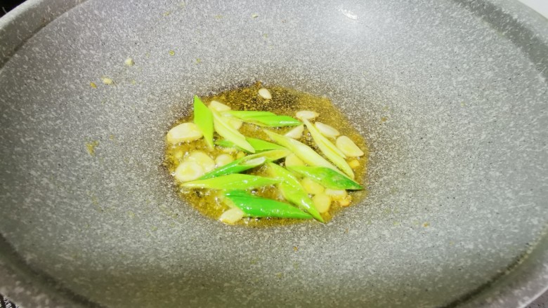 番茄黄瓜炒蛋,另起锅烧油,爆香葱蒜