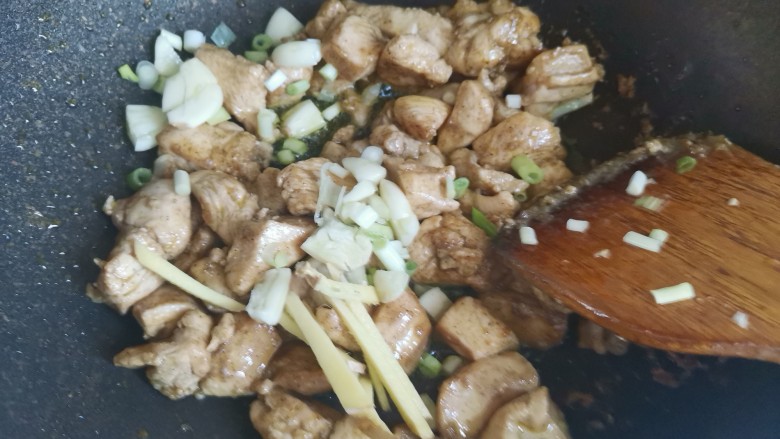 杏鲍菇炒鸡丁,加入葱姜蒜，翻炒出香味