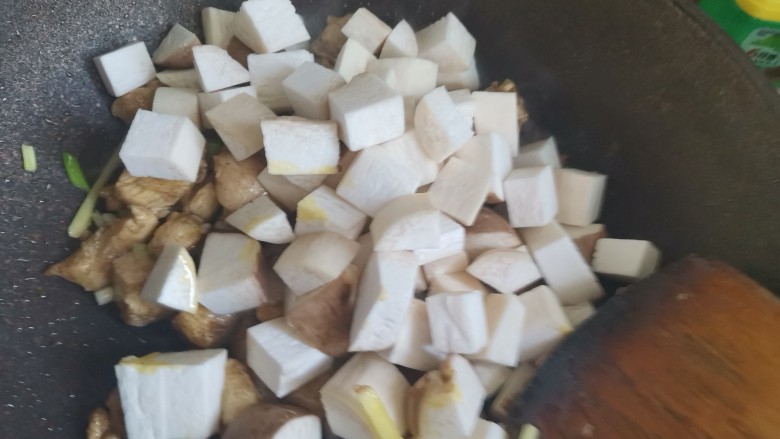 杏鲍菇炒鸡丁,加入杏鲍菇丁,翻炒均匀