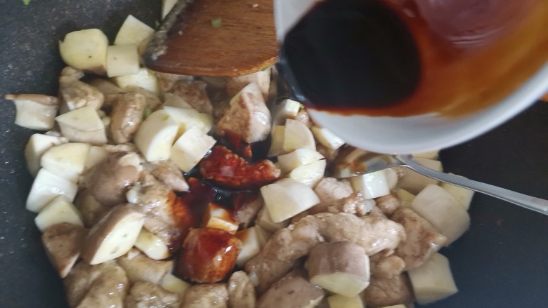 杏鲍菇炒鸡丁,倒入调好的酱汁,翻炒均匀