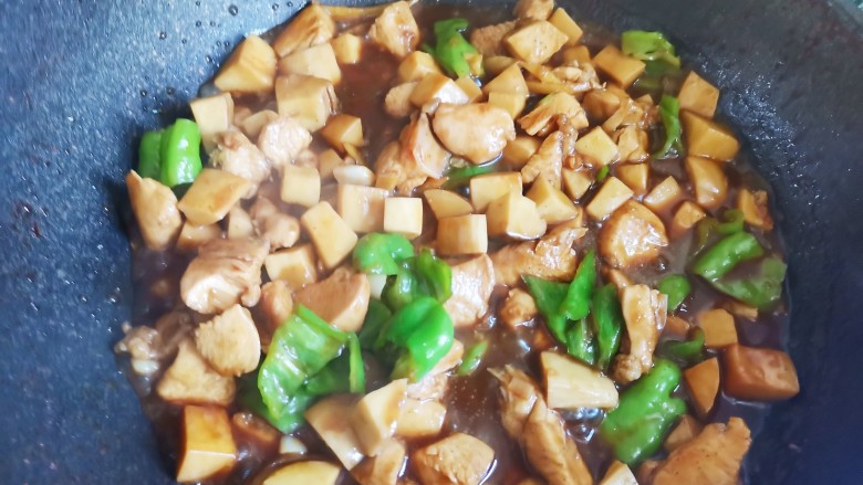 杏鲍菇炒鸡丁,当时收的差不多的时候,加入青椒翻炒至断生即可出锅