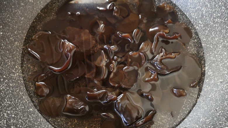 木耳炒粉丝,木耳去根洗干净,锅里放水烧开关火,下入木耳烫两分钟。