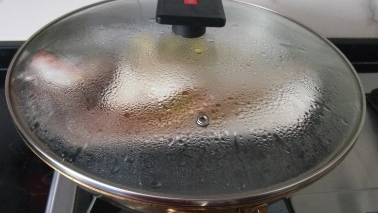 酱焖鲤鱼,鱼盘放入锅中隔水蒸八分钟,关火焖两分钟。