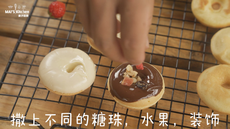 时刻可爱|时钟甜甜圈,然后撒上不同的糖珠,水果装饰即可。