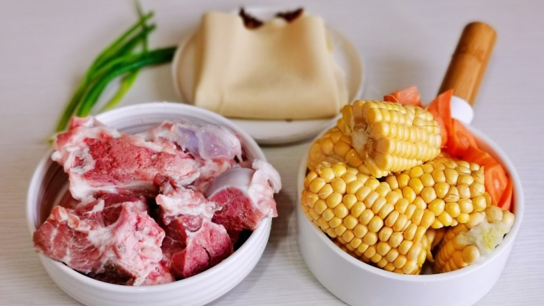 胡萝卜筒骨汤,准备食材,大骨头泡冷水,将血水泡出。