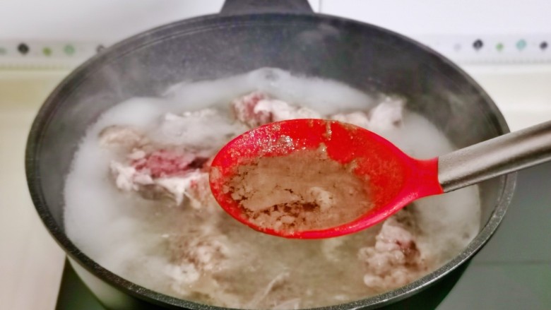 胡萝卜筒骨汤,撇出血沫,煮3分钟,捞出用温水反复冲洗干净。