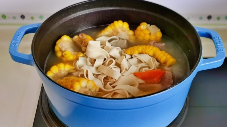 胡萝卜筒骨汤,加入胡萝卜,百叶。