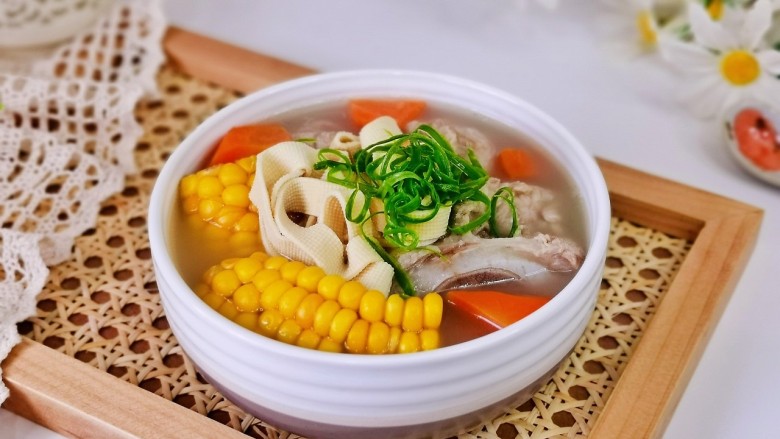 胡萝卜筒骨汤,盛出装入汤碗中,点缀上葱丝即可食用。