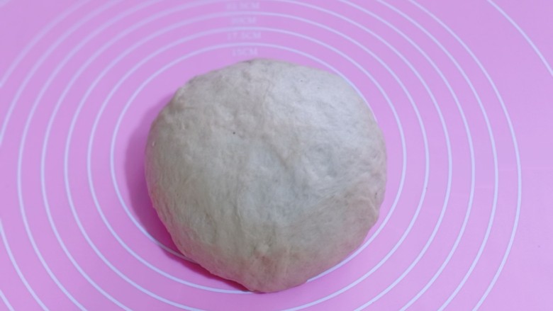 红糖面包,在面团上放入核桃,蔓越干。用包包子的手法把馅料包起来,底部口要用包包子的手法把馅料包起来,底部口要收紧收紧。对于欧包来说,收紧面团使面团的表面绷紧很重要。收不紧割出来的花纹不好看!