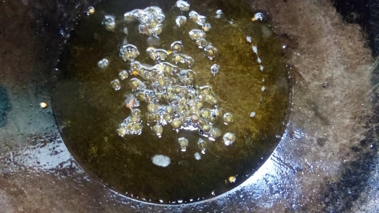 木耳炒粉丝,炒锅倒入菜籽油,放青椒小火炒香。