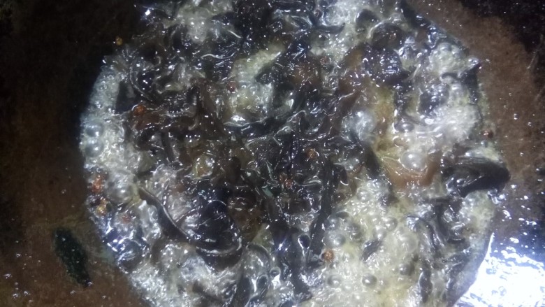 木耳炒粉丝,大火爆炒木耳丝,加水煮。