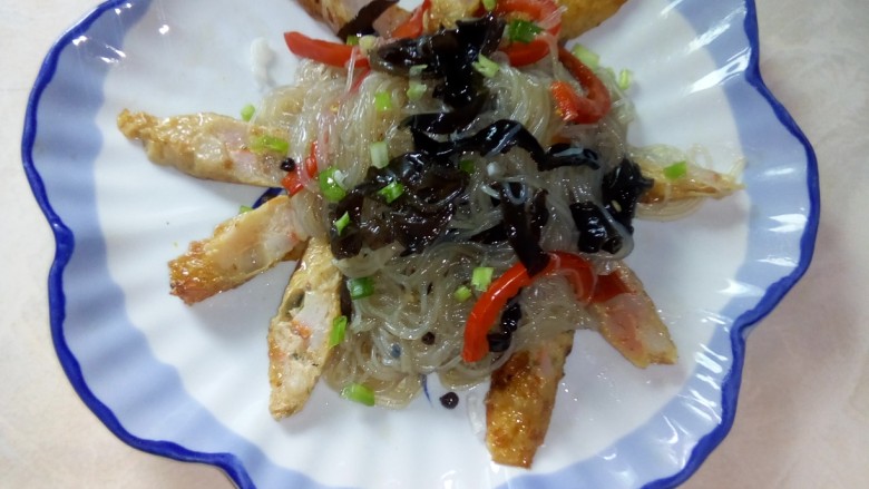 木耳炒粉丝,盛入盘中,撒上葱花。
