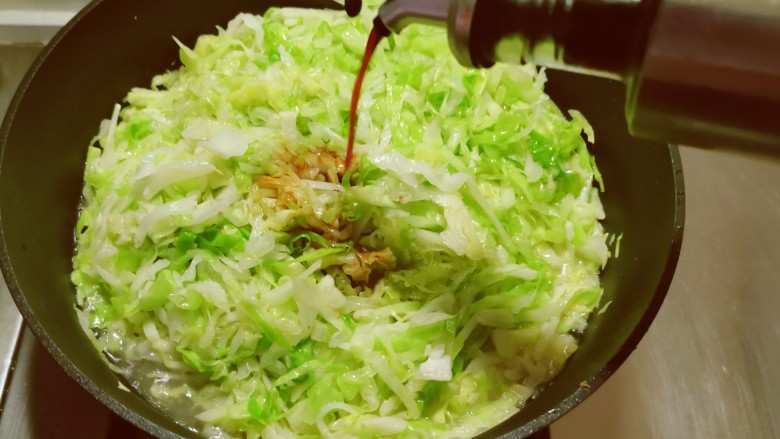 酸辣卷心菜,炒至断生,烹入醋。