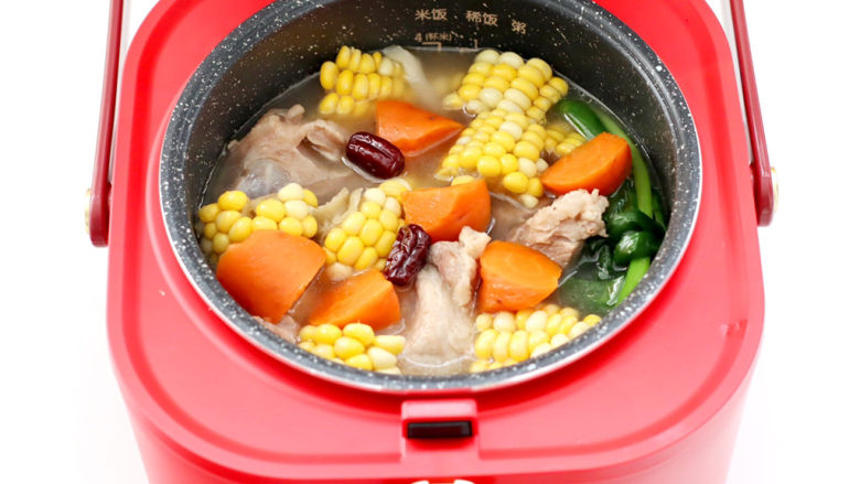 胡萝卜筒骨汤,时间到,出锅放入少许盐调味即可。