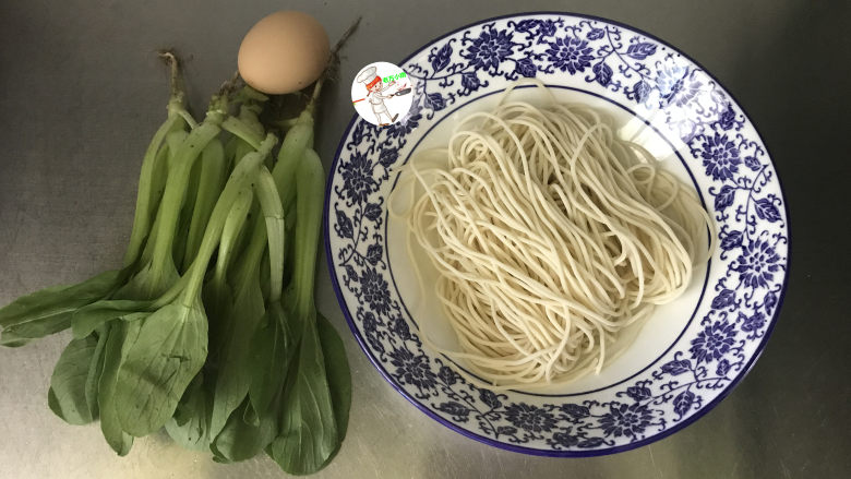 青菜鸡蛋面,备好食材