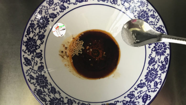 青菜鸡蛋面,少许的芝麻和1小撮食盐,丰富口感