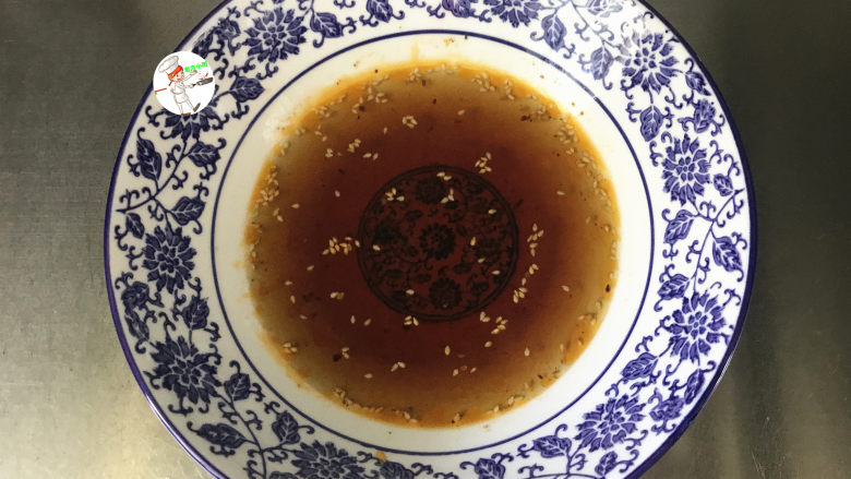 青菜鸡蛋面,最后加2大勺开水,搅拌均匀,面条汤汁就调好了;家里有鸡汤和排骨汤的,味道会更好了