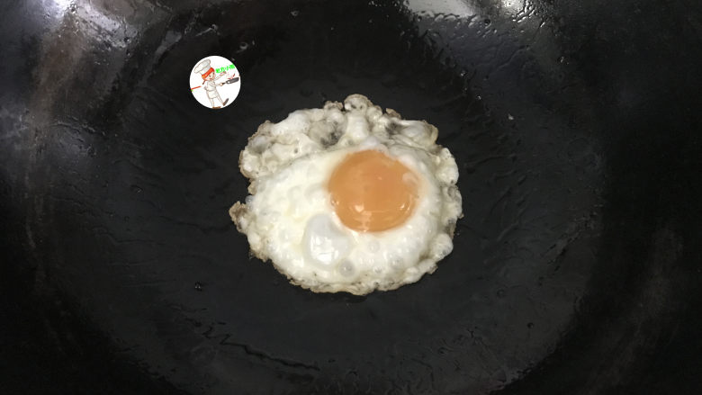 青菜鸡蛋面,锅热倒油,打入一个<a style='color:red;display:inline-block;' href='/shicai/ 9'>鸡蛋</a>,煎至底面金黄即可;当然也可以煮糖芯蛋哟