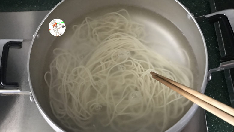 青菜鸡蛋面,另起煮锅烧水,水开后小半勺食盐,再下入面条,用筷子拨散
