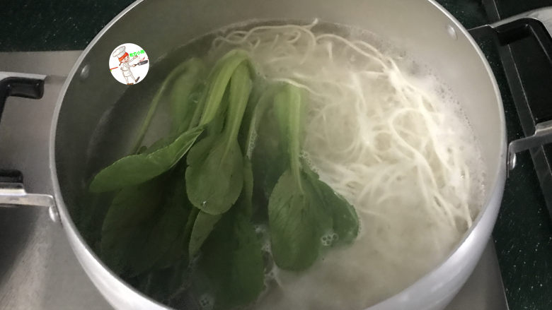 青菜鸡蛋面,大火煮开后，激少许凉水，下入小青菜一起煮