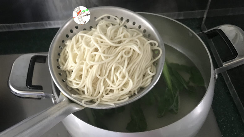 青菜鸡蛋面,再次煮沸后,将面条和小青菜捞出,放至碗中