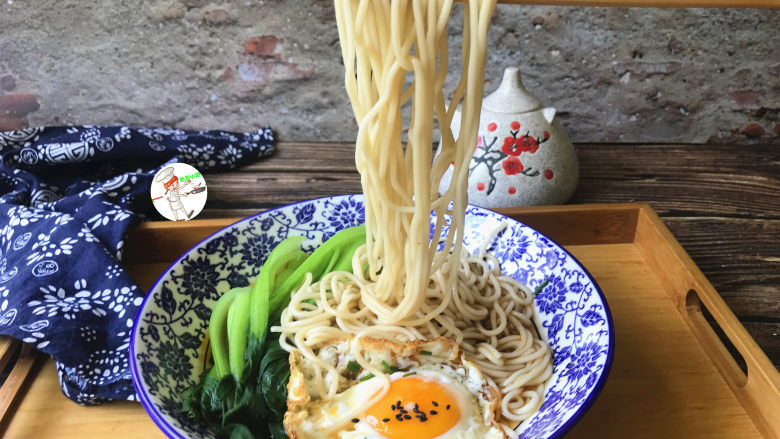 青菜鸡蛋面,青菜脆绿爽口，面条爽滑筋道