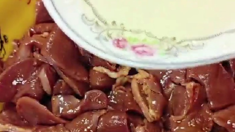 爆炒猪心,倒入<a style='color:red;display:inline-block;' href='/shicai/ 134733'>花椒水</a>,淀粉。