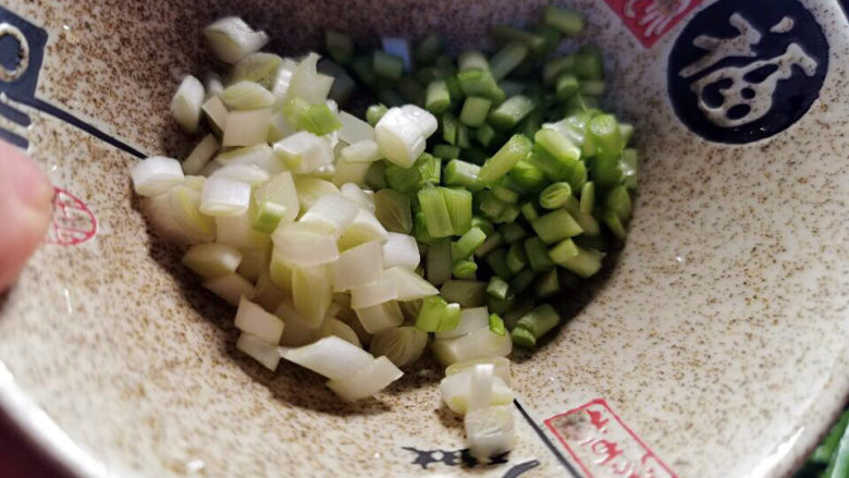 韭菜炒肉,韭菜与韭黄的前端较老,切细