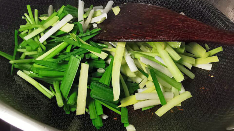 韭菜炒肉,加入双韭,来点盐,<a style='color:red;display:inline-block;' href='/shicai/ 756'>鸡精</a>调味