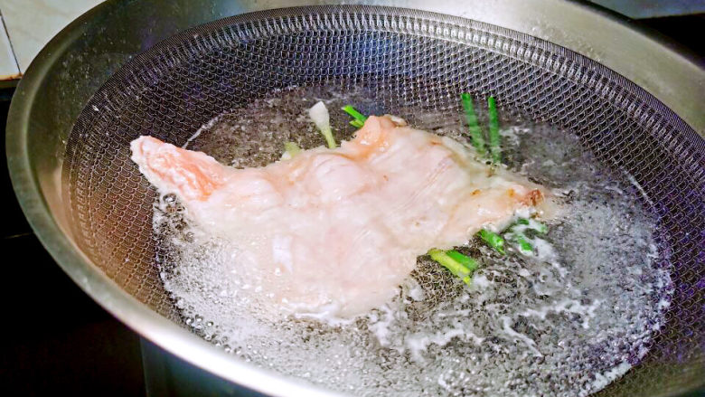 韭菜炒肉,猪背筋加葱姜,下水锅煮至断生