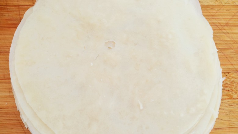 素卷三丝,然后趁热撕开,分成一张一张的薄饼。