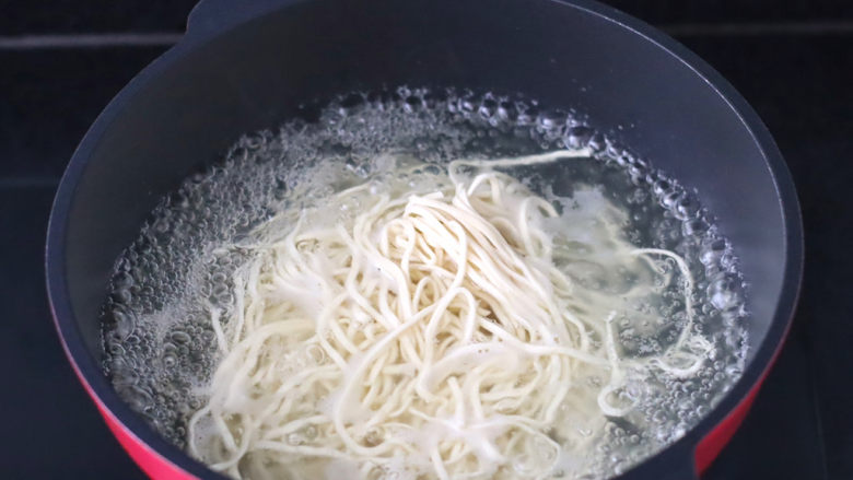 青菜鸡蛋面,锅中倒入适量清水烧开,放入面条煮熟。