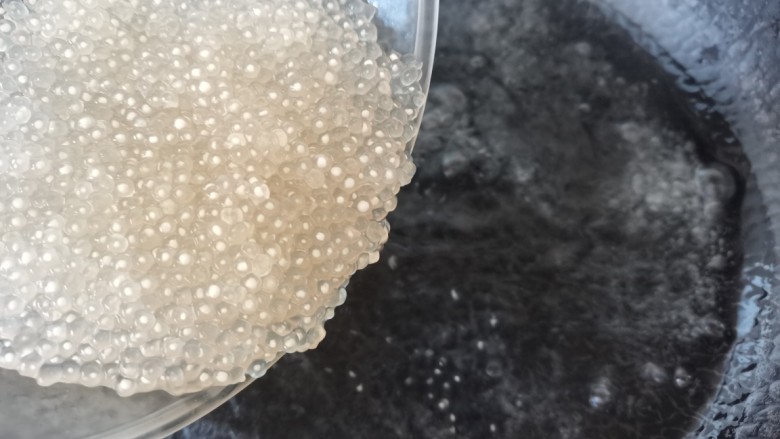 芒果芋圆西米露,清水再烧开放入半透明的西米继续煮十分钟,焖5分钟