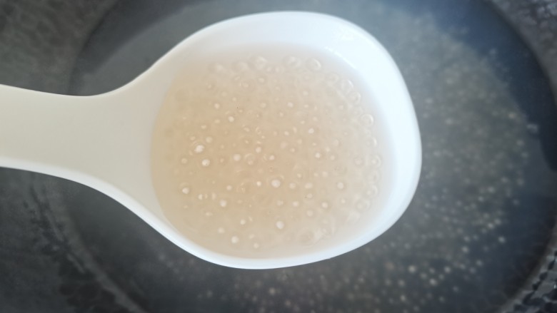 芒果芋圆西米露,烧至半透明,捞出过凉水