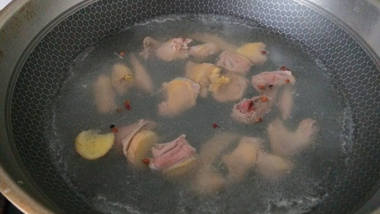 酱炒鸡块,开水下锅焯鸡块,加入姜片,料酒,花钱,在烧开。