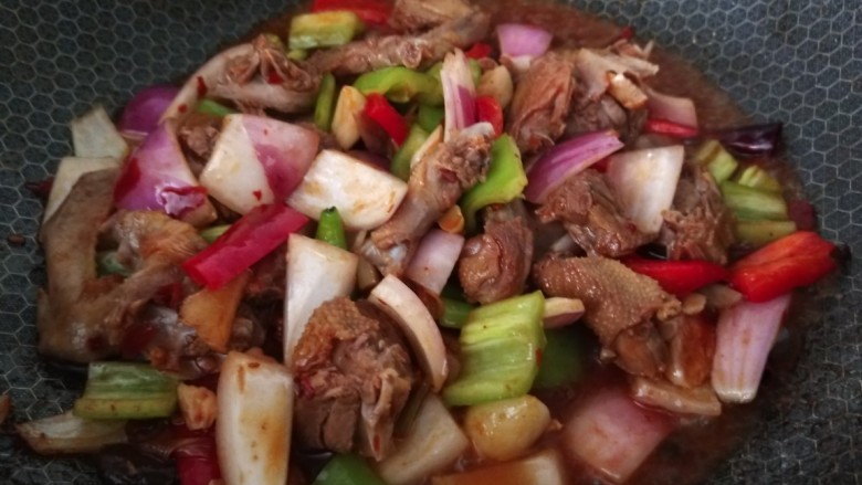 酱炒鸡块,不用加盐了,加入鸡精炒均匀即可。