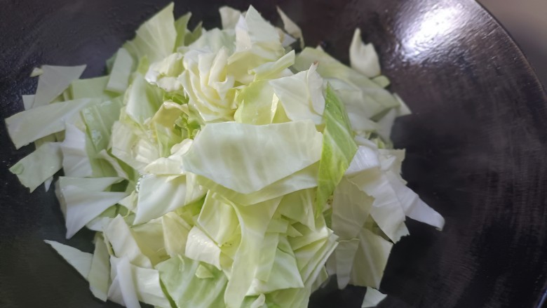 酸辣卷心菜,加入白菜爆炒片刻,