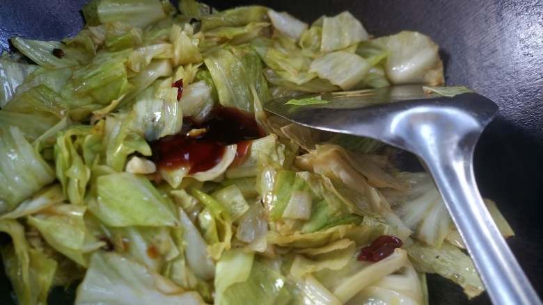 酸辣卷心菜,倒入<a style='color:red;display:inline-block;' href='/shicai/ 721'>蚝油</a>汁,翻燃均匀