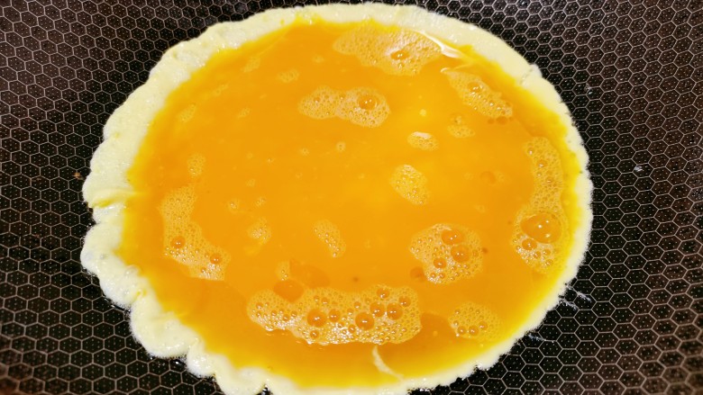 番茄黄瓜炒蛋,热锅冷油,再把鸡蛋液倒入