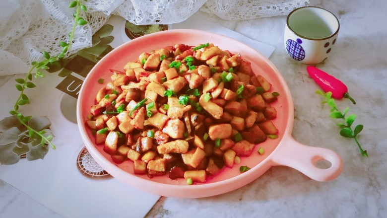 杏鲍菇炒鸡丁,装盘食用。