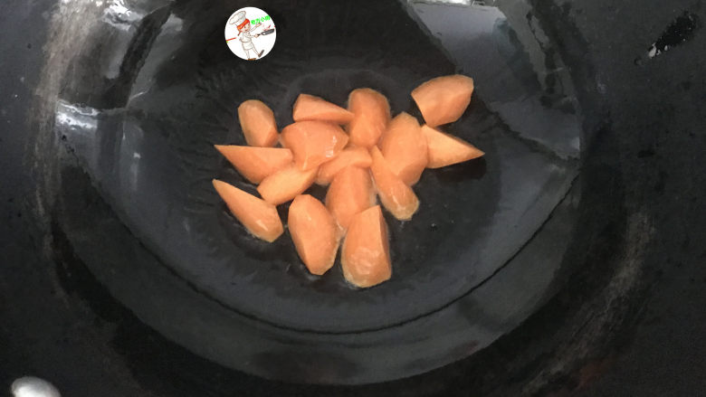 酱炒鸡块,炒锅烧热,倒油,放入胡萝卜,翻炒